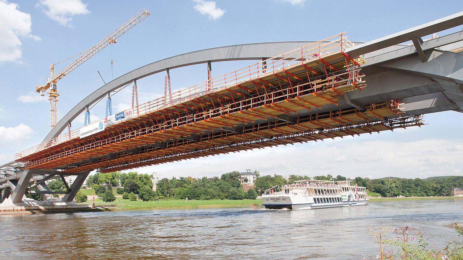 Dva čelična luka raspona 148 m nose središnji dio mosta Waldschlösschen 26 m iznad Labe.