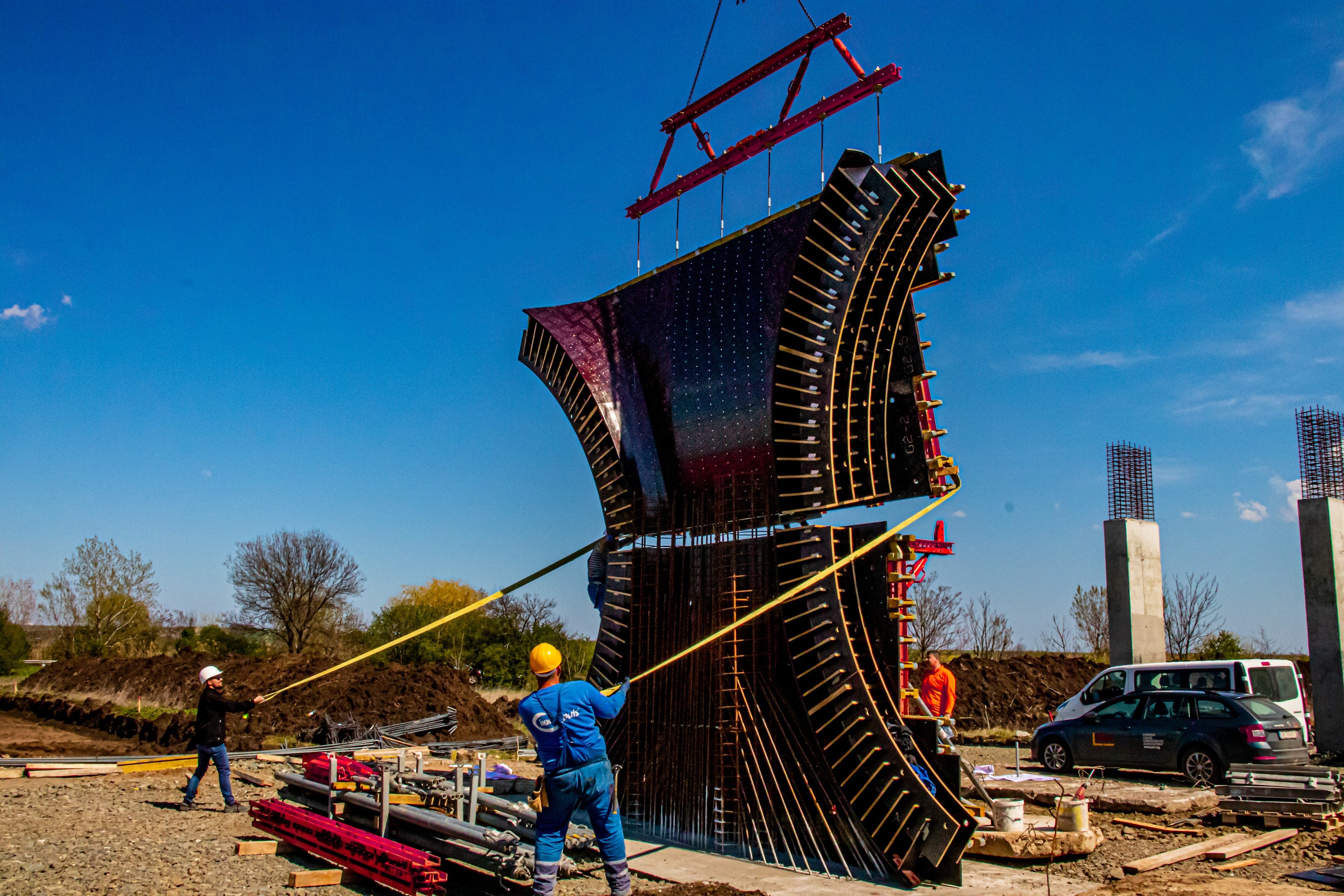 Монтаж на едната половина от кофража за колона