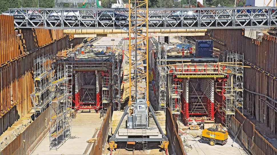 The southern entrance area was constructed using the cut-and-cover method for a length of around 1.5 km. With the two PERI formwork carriages, the walls and slabs of the two separate tunnels could be cost-effectively concreted in one pour.