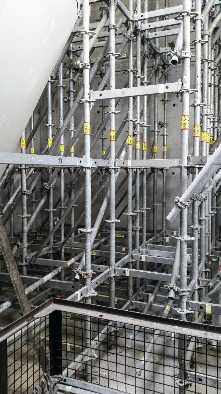 Podopretie debnenia šikmej stropnej dosky bolo realizované pomocou podperného lešenia PERI UP. Pri debnení vysokých stropov boli použité podperné veže ST 100