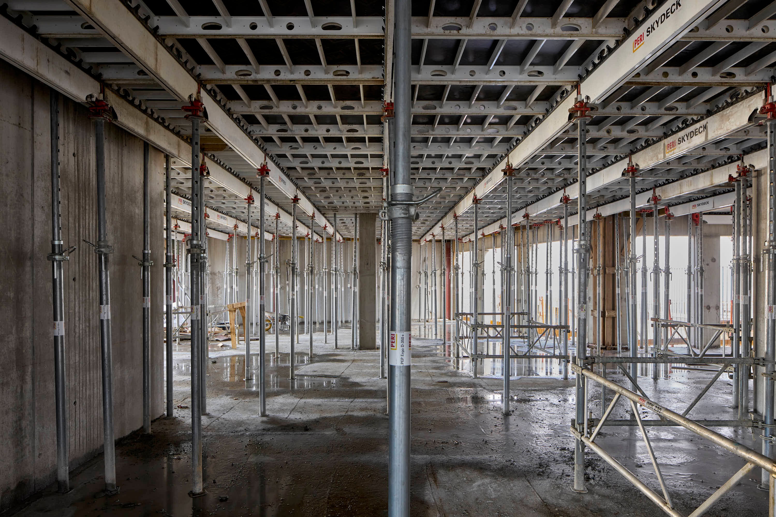 Bij blok A moeten naast de stijve kernen ook de vloeren traditioneel gerealiseerd en bekist worden.