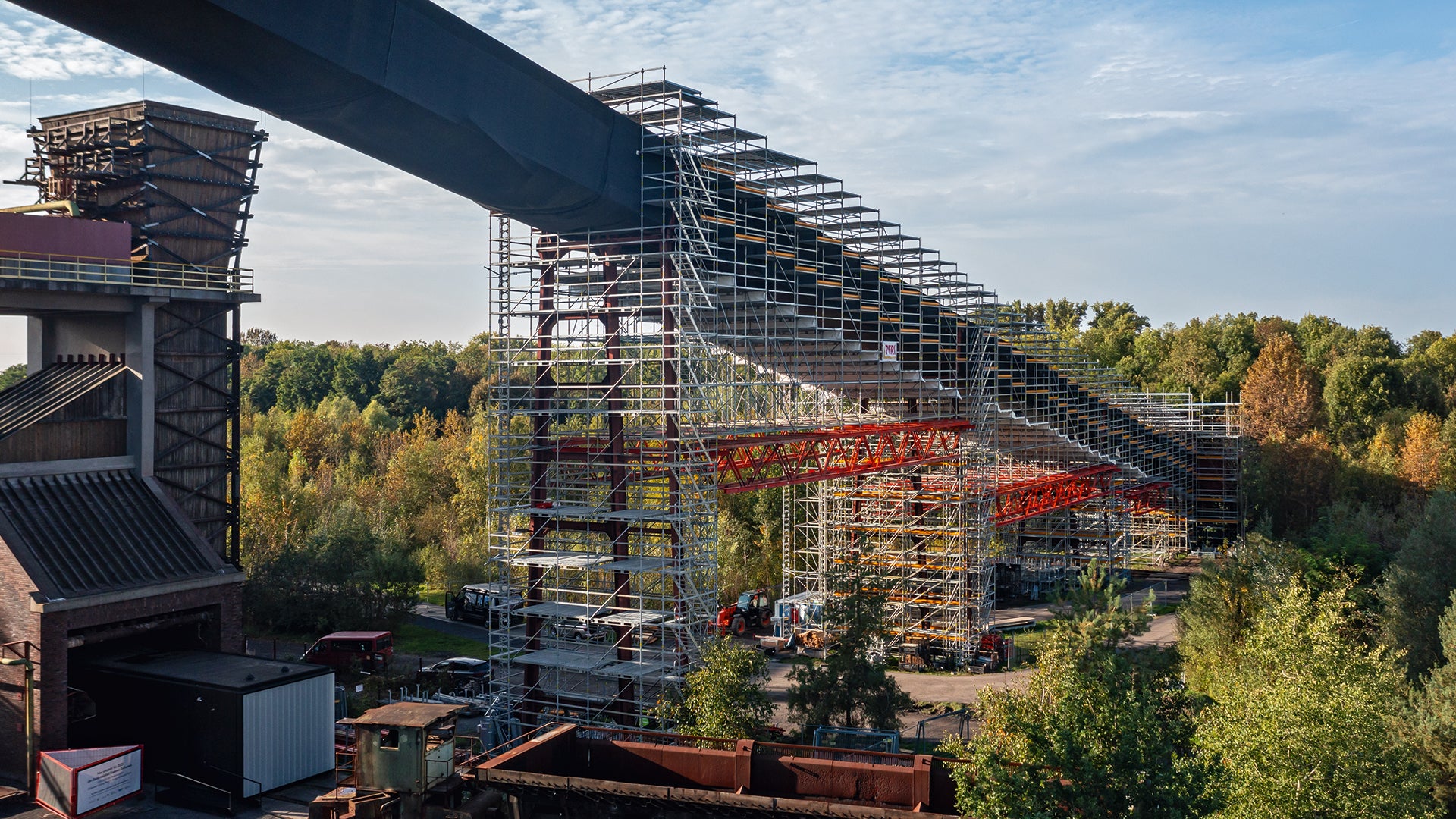 Bei der Einrüstung der 120 m langen und 30 m hohen Bandbrücke mit PERI UP sorgten integrierte VARIOKIT Überbrückungen für eine wirtschaftliche Gesamtlösung.