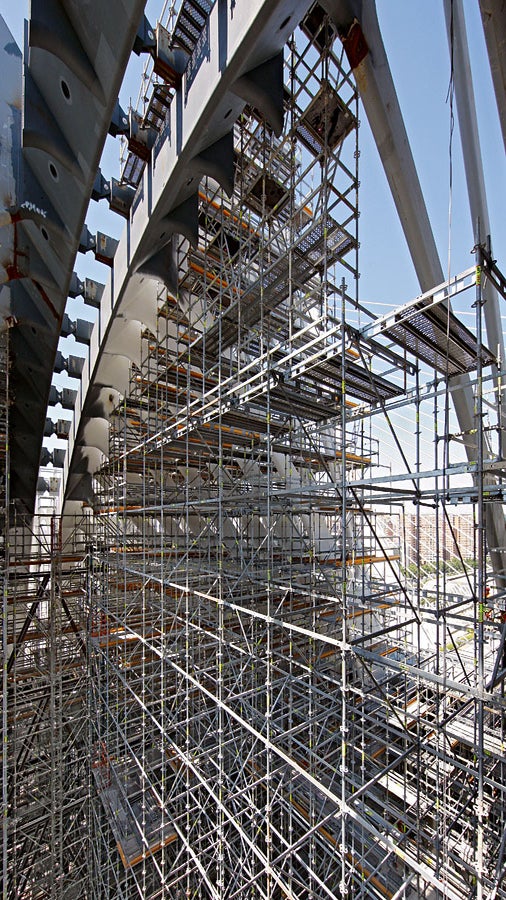 During the construction phase, the inside area of the future multi-functional hall was almost completely filled with PERI UP Rosett scaffolding.