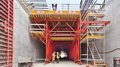 Everything from one source: PERI has provided a comprehensive solution. Through the mounted Alu 75 site staircase and Prokit EP 110 side protection, safe conditions have also been created for the construction team when using the access points as well as carrying out slab formwork activities.