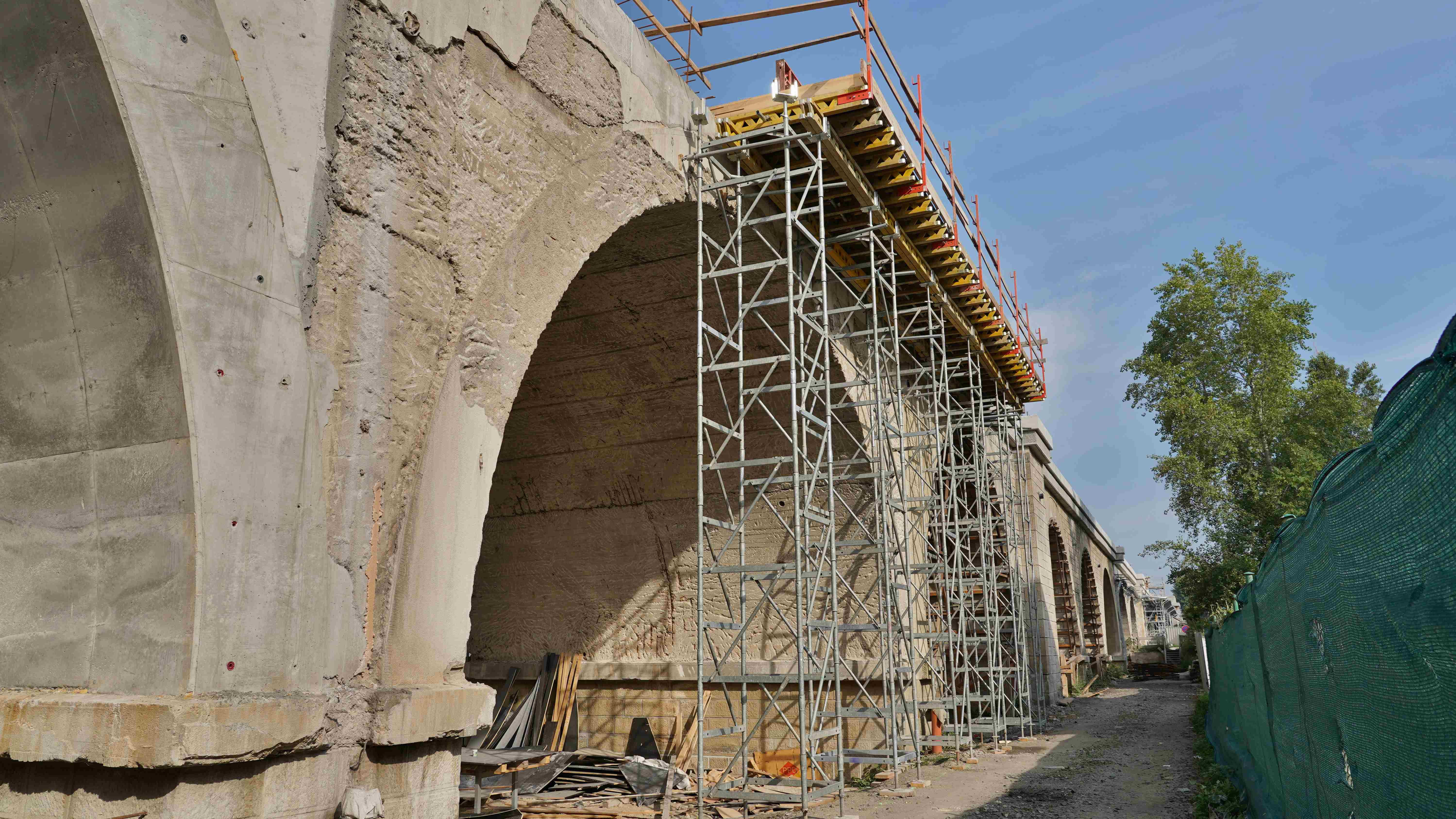 Podepření římsy mostu na věžích ST 100.