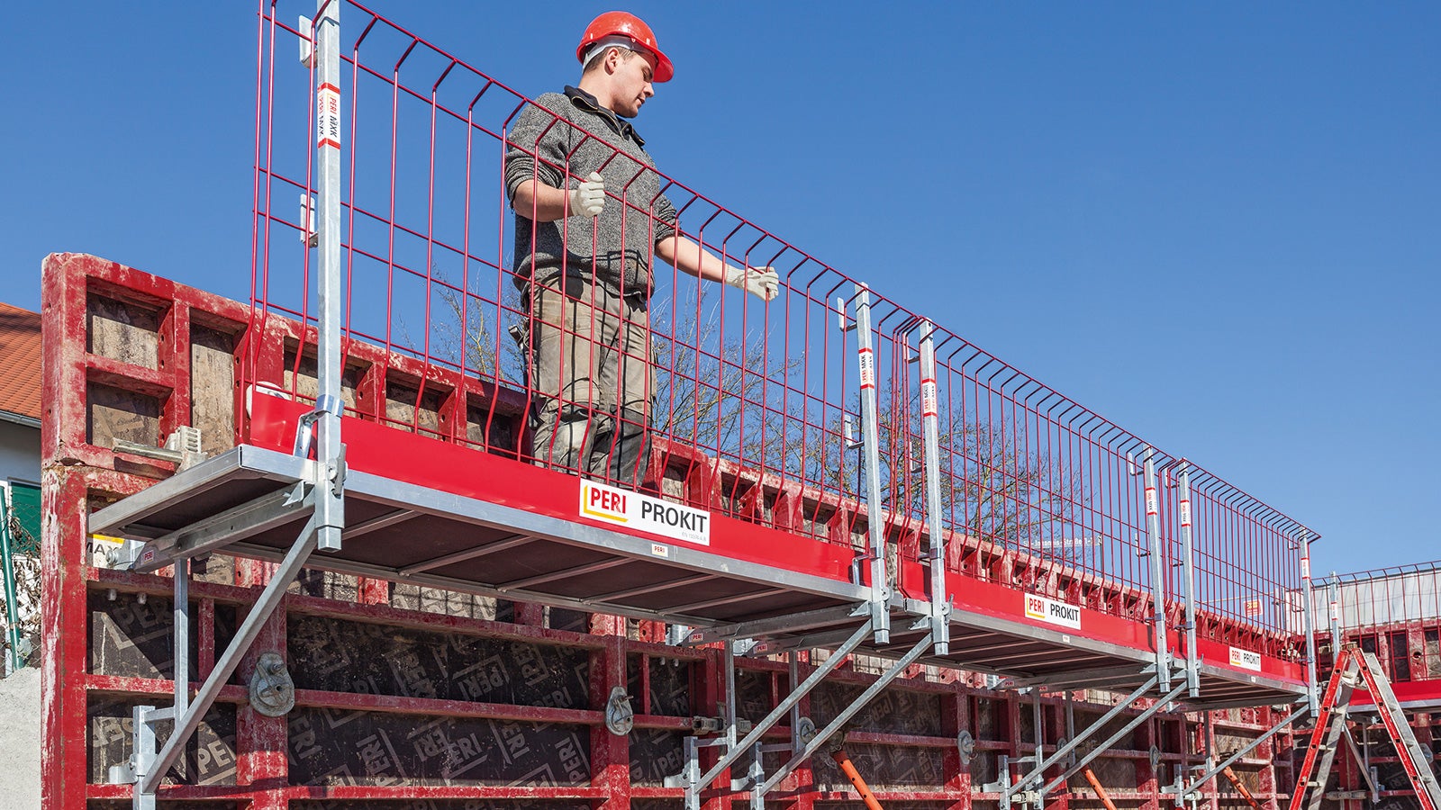 Visitors to the PERI exhibition hall can look forward to an innovative further development project from the wall formwork sector which will make the erection of walls even more economical, faster and safer in the future. PERI is also presenting new additions to the proven MAXIMO Panel Formwork.