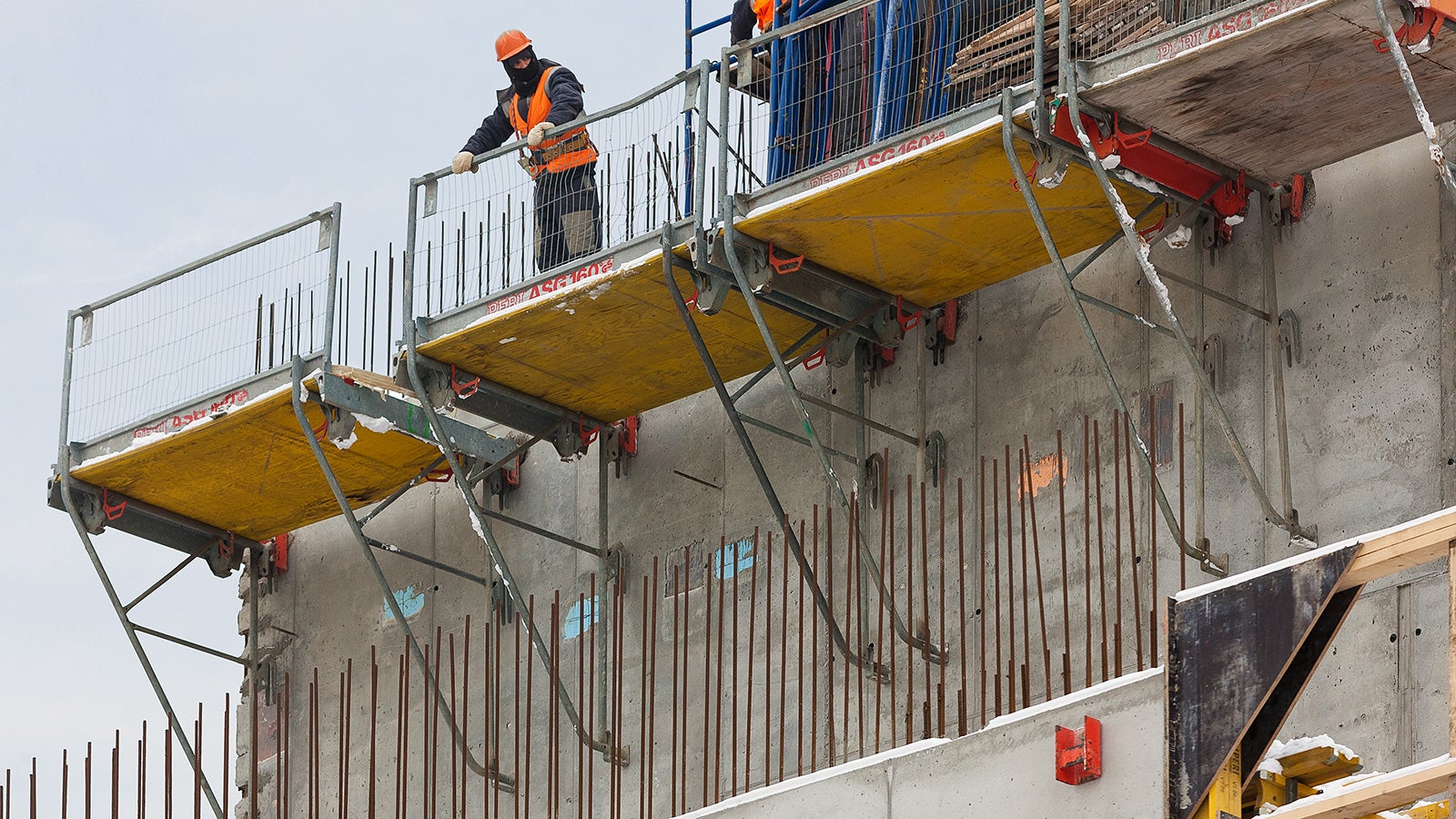 Складные подмости доставляются на площадку в собранном виде и быстро монтируются при помощи крана. 