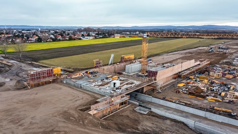 MAXIMO Rahmenschalung als Standardschalung | Standarddeckentisch-System MULTIFLEX mit VT20 Schalungsträgern und MULTIPROP Stützen als Unterstellung der auskragenden Deckenteile im Sichtbetonbereich