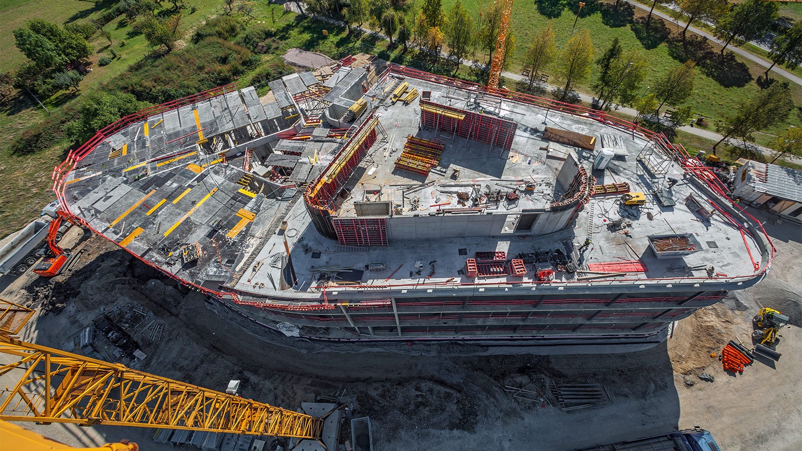 Zur Herstellung der aufgehenden Stahlbetonbauteile wurden RUNDFLEX, MAXIMO und TRIO eingesetzt, die sich dank der einheitlichen Elementverbindung mittels BFD Richtschloss problemlos kombinieren ließen.