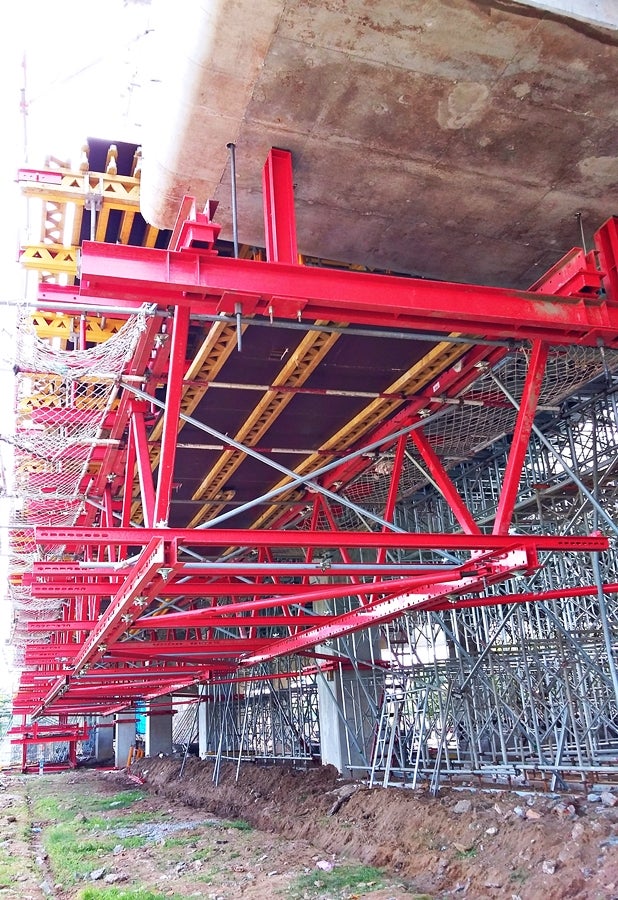 In order to protect the existing water pipes along the Xa Lo Ha Noi highway. suspened PERI VARIOKIT Trusses are being used for forming the concourse levels.