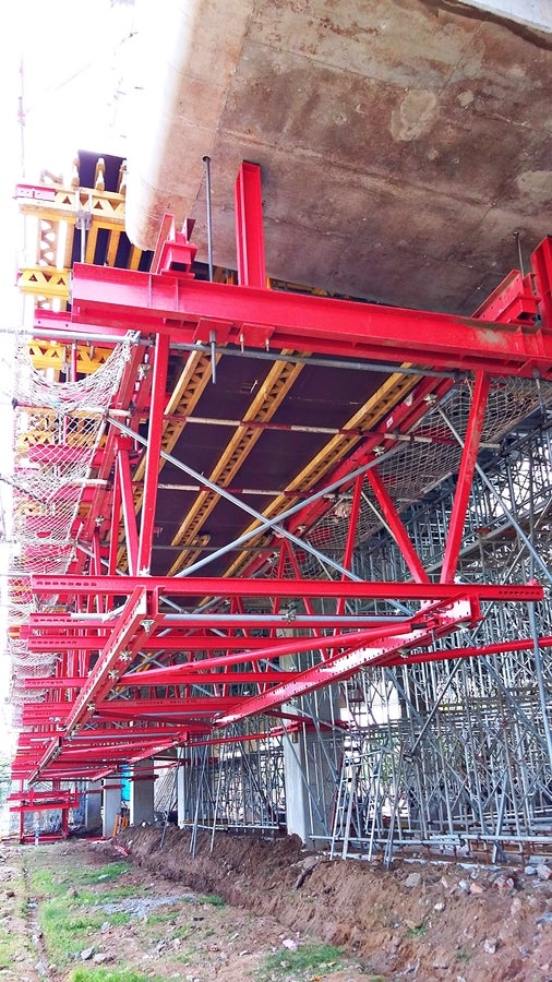 In order to protect the existing water pipes along the Xa Lo Ha Noi highway. suspened PERI VARIOKIT Trusses are being used for forming the concourse levels.