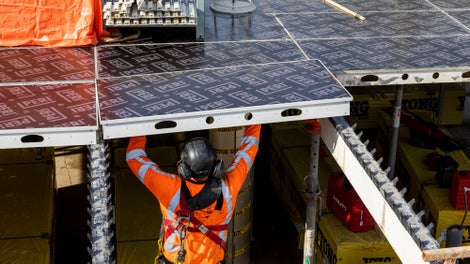 Het valkopsysteem van de lichtgewicht SKYDECK vloerbekisting, maakt snel en vlot ontkisten mogelijk. Hierdoor is er minder materiaal nodig.