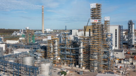 Die Bio-Raffinerie des finnischen UPM Konzerns ist weltweit einzigartig: Statt aus fossilen Quellen wie Erdöl werden dort biochemische Grundstoffe aus nachhaltig erwirtschaftetem Laubholz hergestellt.