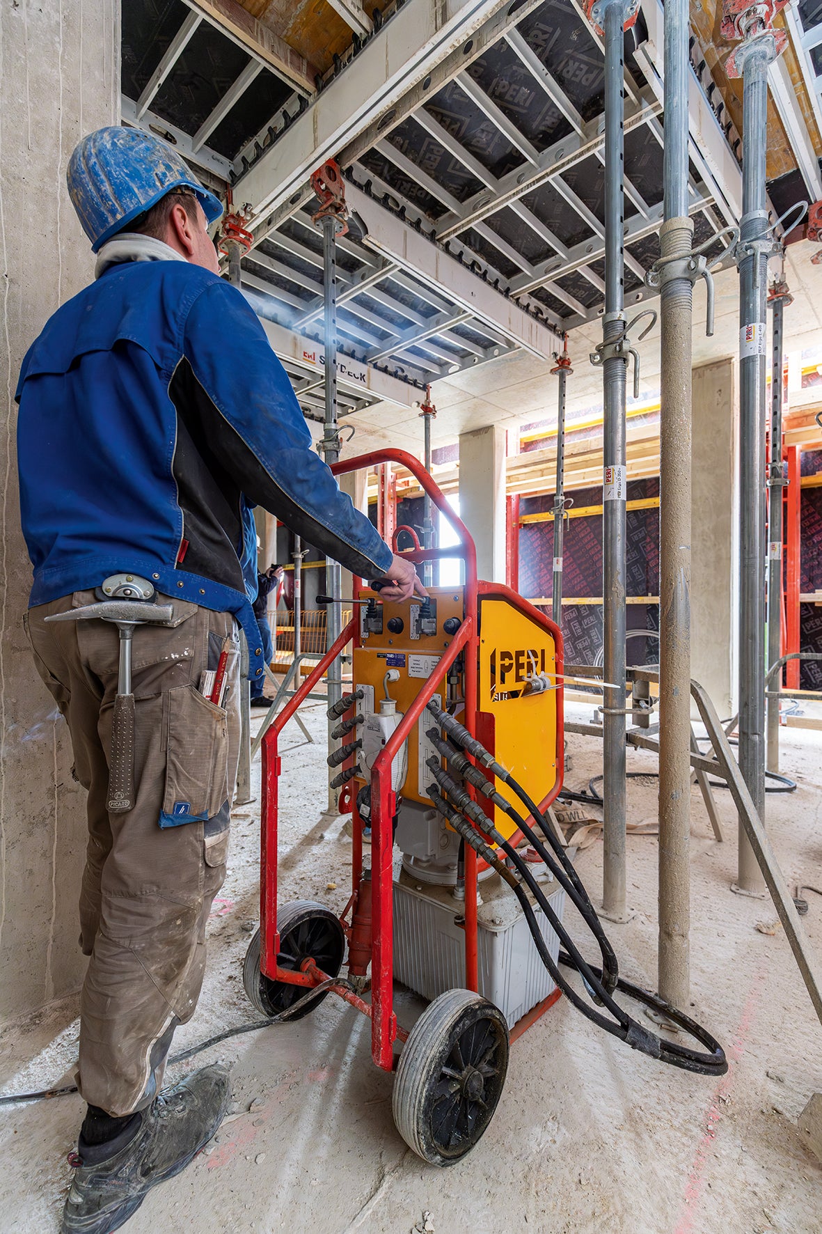 Unter Berücksichtigung der begrenzten Krankapazitäten wanderten die RCS Schutzwandeinheiten mithilfe der mobilen Kletterhydraulik kranunabhängig und schienengeführt in die jeweils nächste Etage.