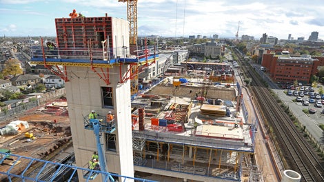 Turvallinen - ei kompastumisvaaraa muotin etu- eikä takapuolella.