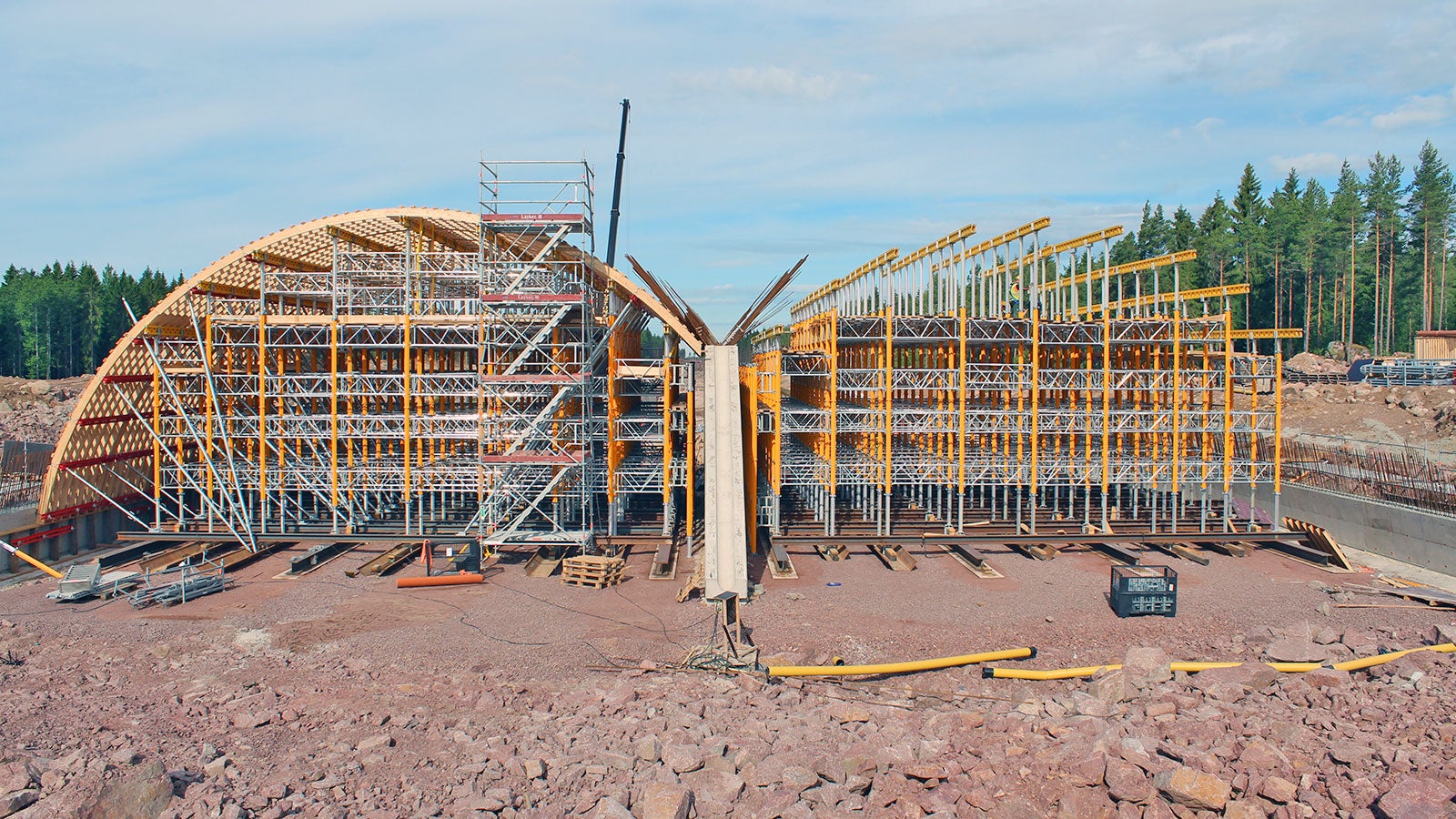 Vihersillan leveys on 35 ja pituus 55 metriä, ja se turvaa eläinten kulkumahdollisuuden tiealueen puolelta toiselle eri tasossa liikenteen kanssa.