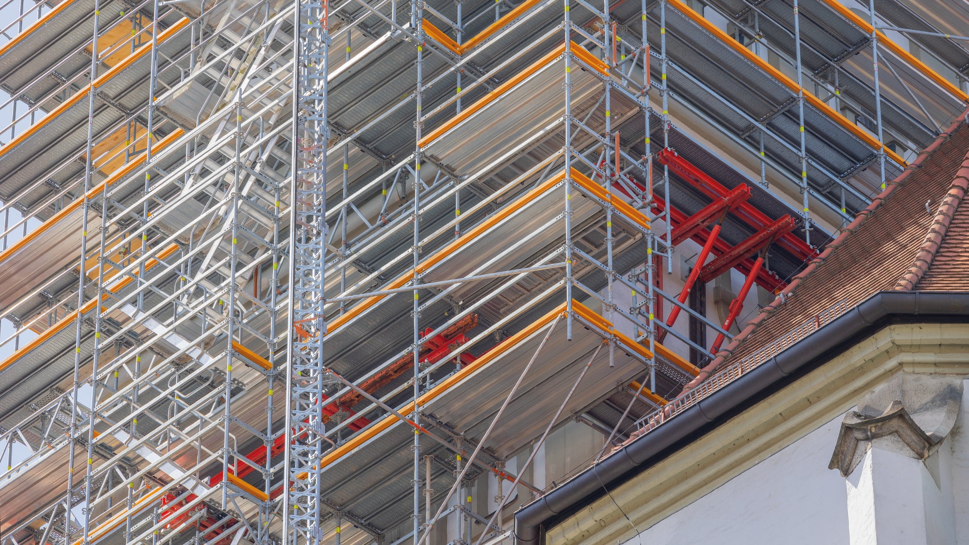 Oberhalb der dreiseitig umschließenden Dachkonstruktion der Basilika bildeten VARIOKIT Konsolbühnen die sichere Basis für das darüber angeordnete Turmgerüst.