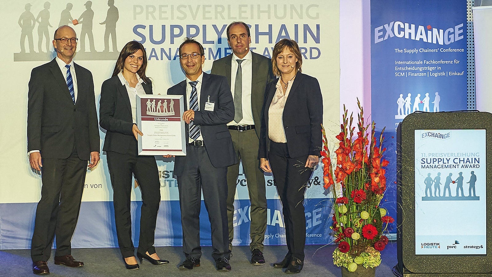PERI recently received the prestigious "Supply Chain Management Award 2016" for a new logistics concept. On behalf of the international team, Ramona Held and Dr. Bernd Rosenkranz (centre) accepted the award from jury members Dr. Petra Seebauer (right) and Harald Geimer (left) along with the previous year's winner and laudator, Johannes Giloth.<br/>(Photo: André Baschlakow/EUROEXPO)