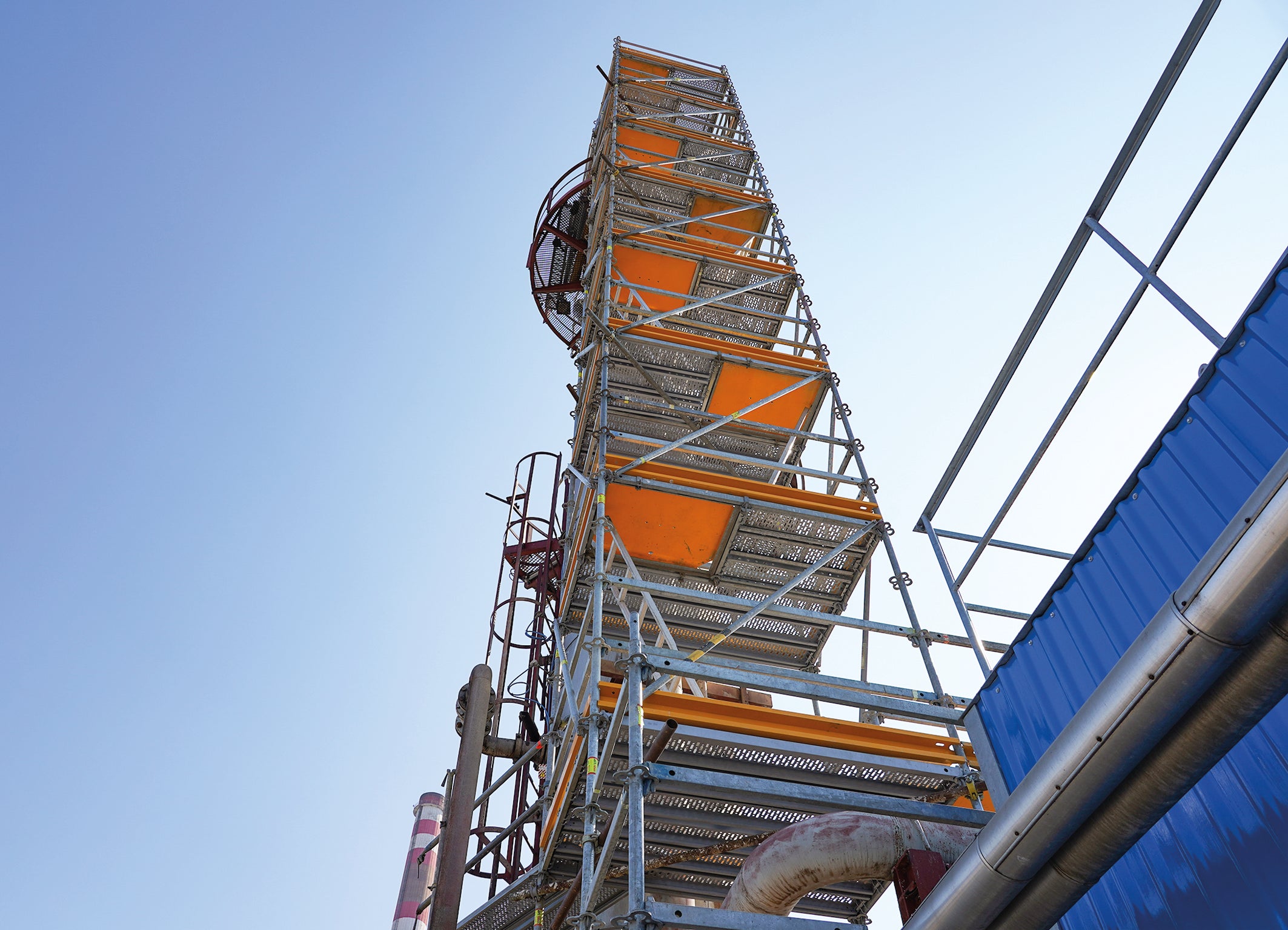 The 18-m-high stair tower was firmly anchored to the steel structure and provided a safe and stable route to the MTBE column.<br/>(Photo: PERI CZ)<br/>