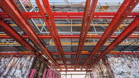 The VARIOKIT truss framework bridged the non-load-bearing flat roof and provided economic access to the plant parts which are above.