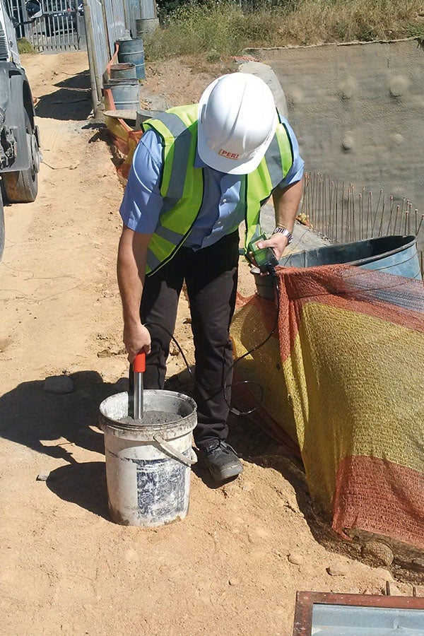 The ISC SONO WZ Analyser consists of a measuring probe and a hand-held transmitter with a display. The fresh concrete measurements are carried out in a common plastic bucket.