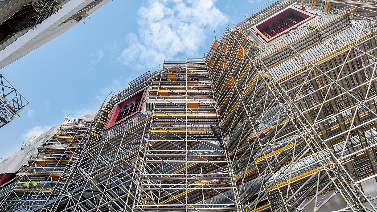 Das 1.600-MW-Kraftwerk Eemshaven ist ein hocheffizientes Steinkohlekraftwerk mit zuschaltbarer Biomassebefeuerung, ausgestattet mit modernster Reinigungs- und Filtertechnik. Es gilt als wichtiger Baustein zur Energieversorgung der Niederlande, aufgrund<br/>seiner flexiblen und witterungsunabhängigen Stromproduktion insbesondere in Kombination mit der Nutzung von Wind- und Sonnenenergie. Bei den Montagearbeiten im Rahmen<br/>des Kraftwerkneubaus zeigte sich unser PERI UP Gerüstbaukasten äußerst anpassungsfähig – und erfüllte höchste Anforderungen an die zu schaffenden Arbeitsplattformen.