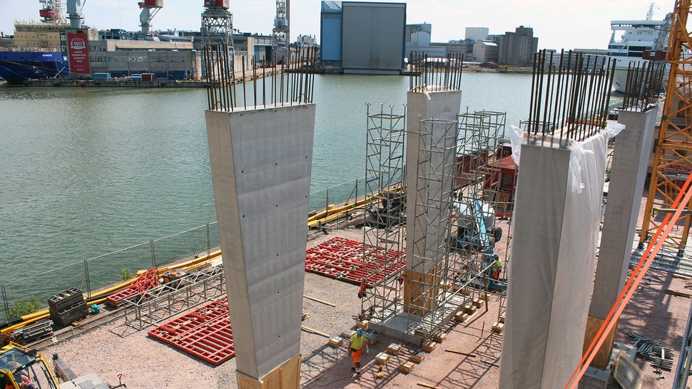 Lähes 10m korkeat pilarit muotitettiin MAXIMO-järjestelmämuotilla.