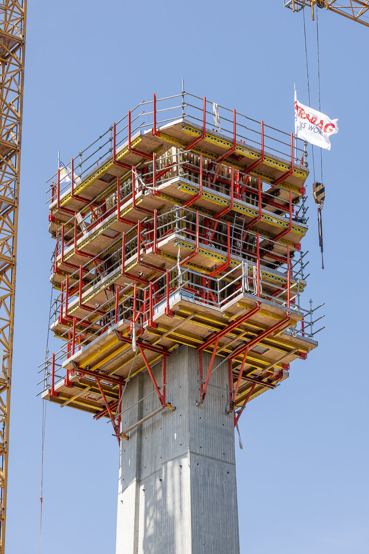 Die Schalung für die Pfeilerschäfte und -köpfe basiert auf dem kranversetzbaren SCS Klettersystem von PERI.