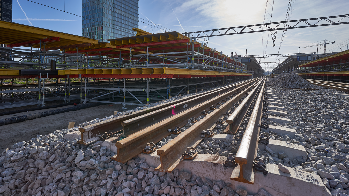 De perrondelen bestaan uit gele VT20 Alpha 3S dragers, rode stalen SRU gordingen die op het onderstel (gemaakt met het PERI UP steigersysteem) geplaatst worden.
