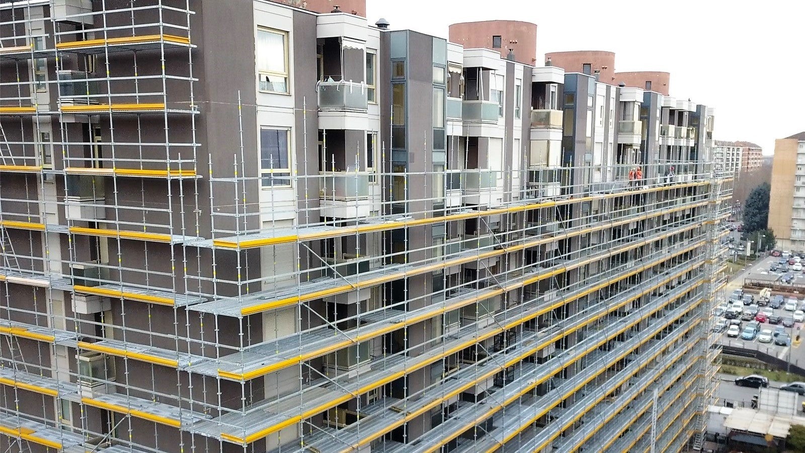 Con pochi componenti e con incrementi dimensionali di 25 cm, il ponteggio modulare PERI UP Flex offre soluzioni sia per la riqualificazione delle facciate, come nel caso del Condominio Teodosia, che per la ristrutturazioni di edifici e per manutenzioni nel settore industriale e infrastrutturale.