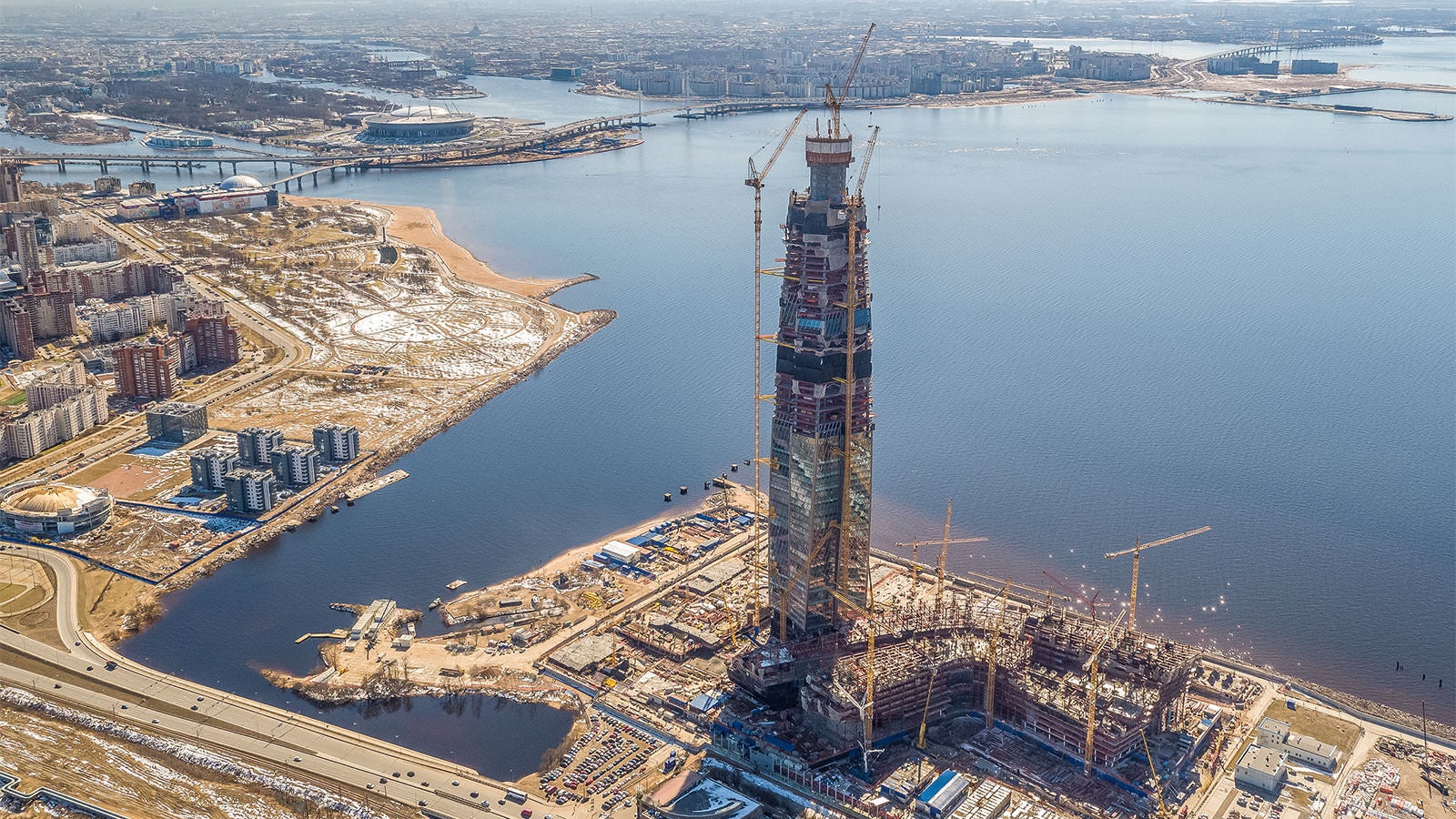 In particular, the spectacular location directly on the Finnish Jade Bight brought with it some special challenges. The foundations were complex not only because of the building´s height and high wind loads but also because of the existing ground conditions.<br/>