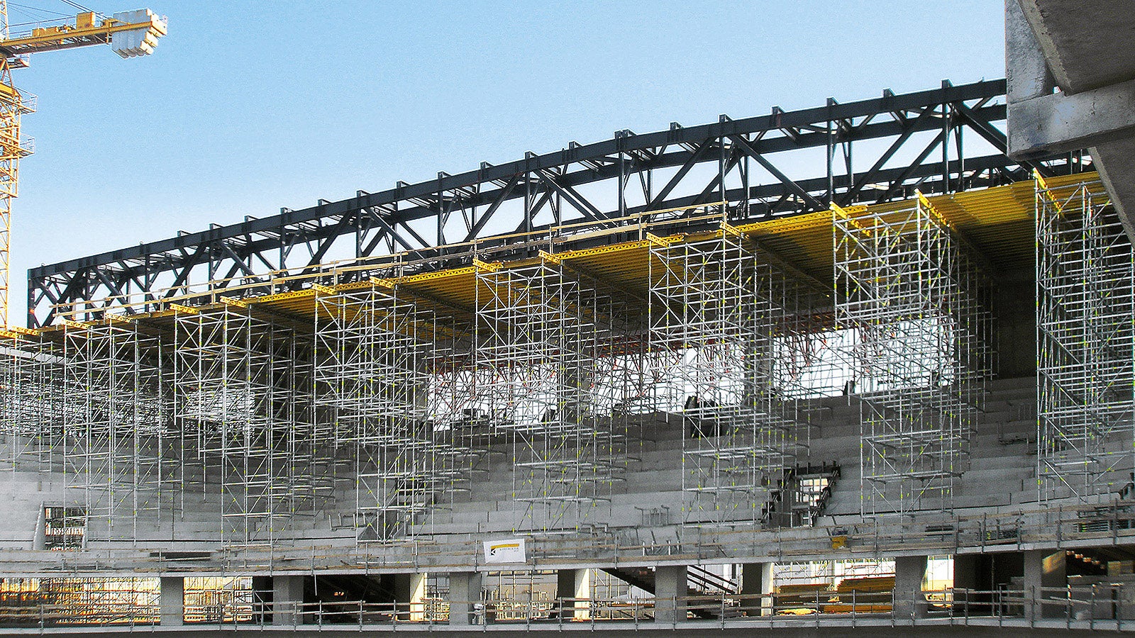 Para a montagem final da construção de telhado com mais de 80 m de comprimento, a plataforma de montagem PERI UP foi estendida para uma largura de 14 m na área interna.