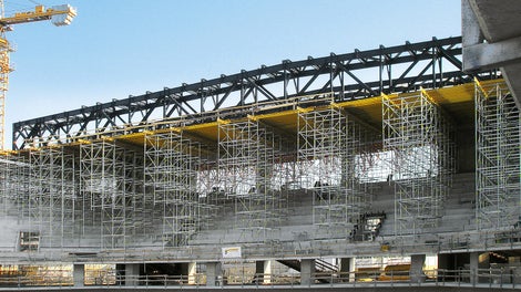 Para a montagem final da construção de telhado com mais de 80 m de comprimento, a plataforma de montagem PERI UP foi estendida para uma largura de 14 m na área interna.