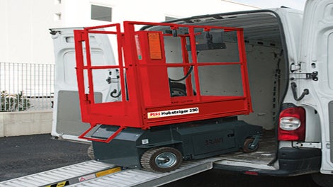 Rozměry korespondují s rozměry euro palety, lehká váha a dovednost překonat sklony až do 35% zaručují přepravu bez jakýchkoli problémů. 