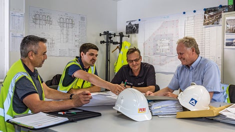 Při realizaci stavby tohoto náročného projektu výškové budovy pomáhali vedení stavby firmy Hochtief po celou dobu kompetentní vedoucí projektu PERI a manažer odbytu PERI. 