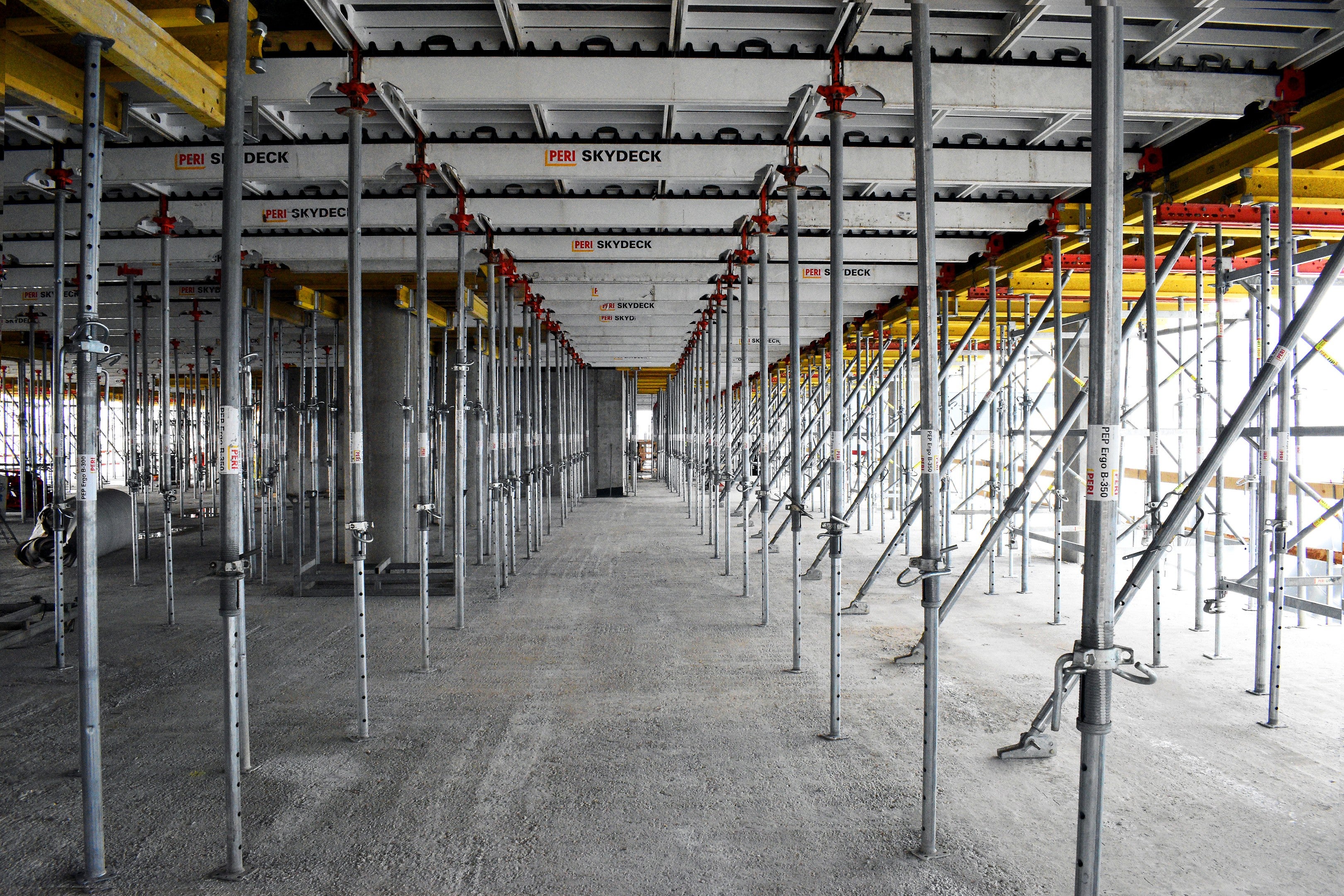 С помощтa на падащата глава SFK плочата се декофрира на четвъртия ден от бетонирането и остава преподпряна за още 4 дни