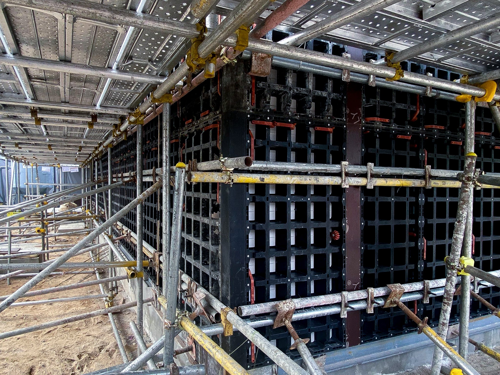 Due to the limited space on site, DUO's lightweight handset design made it the ideal formwork solution