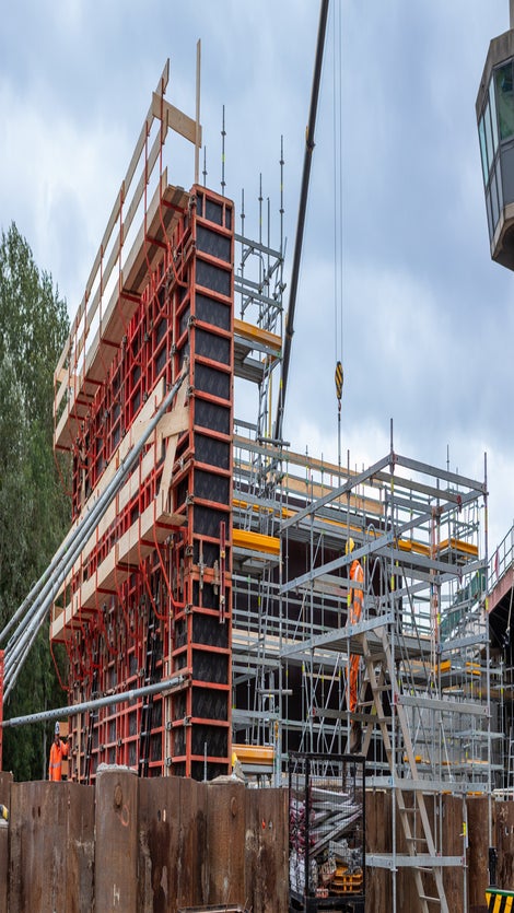 Voor de poeren, landhoofden, pijlers en bascule kelder heeft<br/>PERI 2200 m2 TRIO paneelsysteem ingezet.