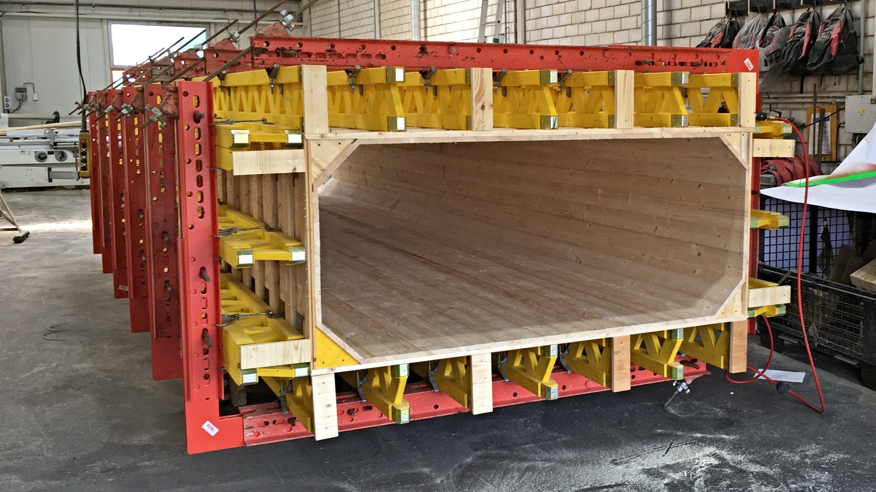 Sestavená pilířová forma ze systému VARIO opláštěná obálkou z prken.