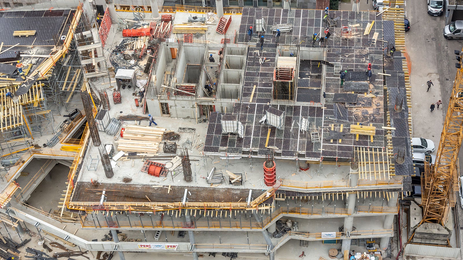 Na tipičnim etažama 4. do 22. koristi se TRIO zidna oplata za zidove jezgre te SKYDECK stropna oplata za središnji dio ploče.