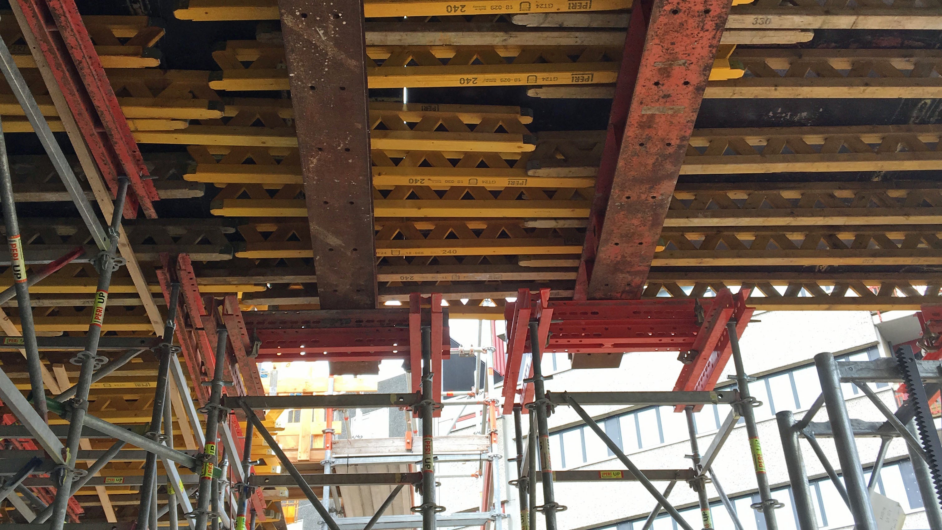 GT 24 dragere som strøer på HDT-Stålbjælker understøttet af PERI UP understøtningstårne med SRU udvekslinger 