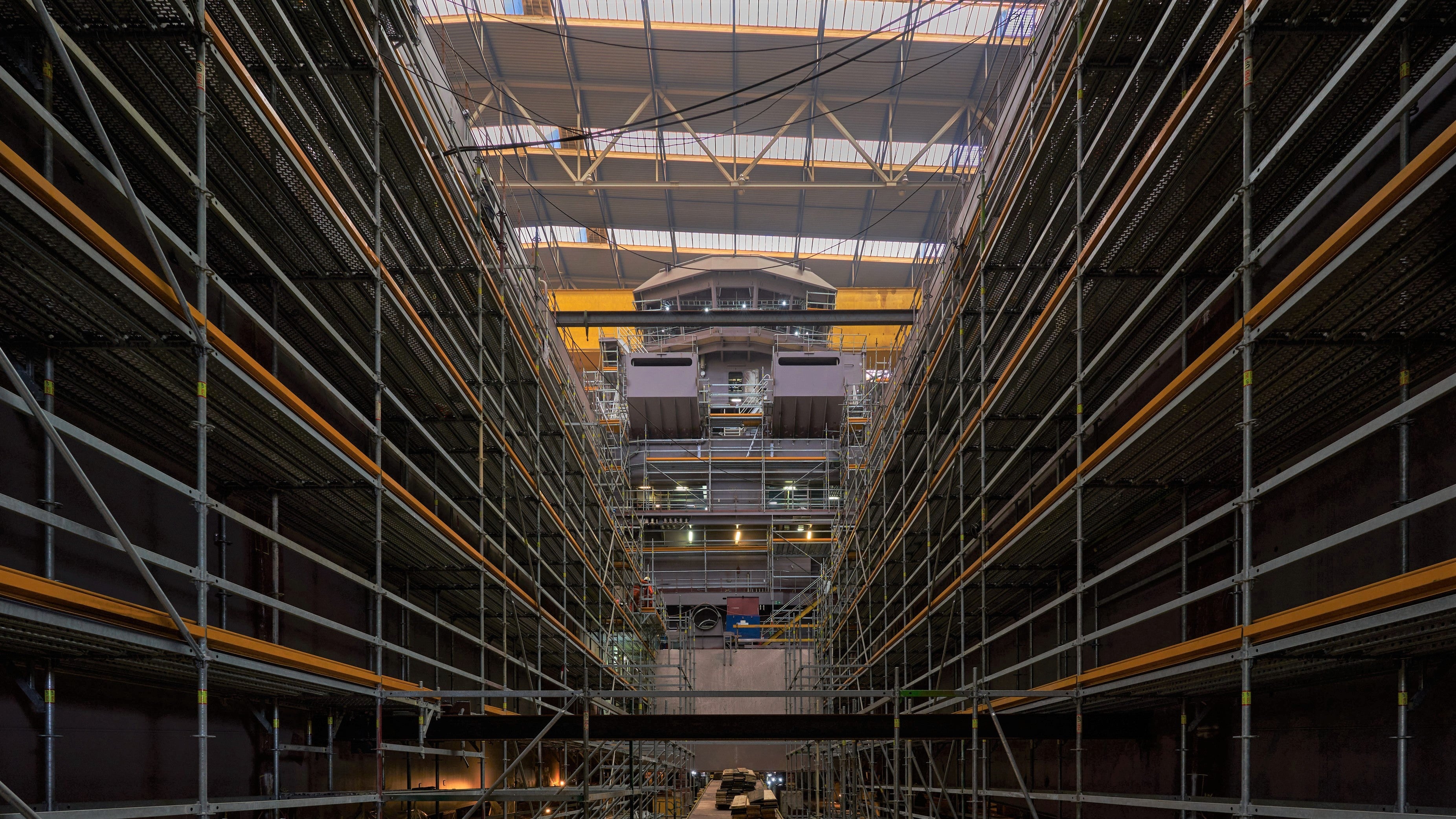 Ook in de complexe binnenzijde van een schip, waar allerlei buizen lopen, is bereikbaarheid van groot belang voor de scheepsbouwers. 
