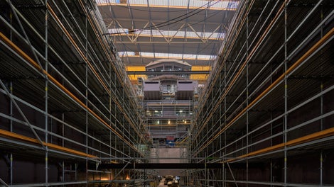 Ook in de complexe binnenzijde van een schip, waar allerlei buizen lopen, is bereikbaarheid van groot belang voor de scheepsbouwers. 