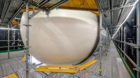 Das Arbeits- und Schutzgerüst auf Basis des PERI UP Gerüstbaukastens schmiegte sich eng an die Tankgeometrie an und ließ dennoch genügend Arbeitsraum für die auszuführenden Isolierarbeiten.