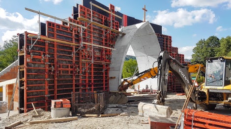 Kostolná veža postavená pomocou 17,4 t stenového debnenia TRIO a sklápacích lávok FB, ktoré zaisťovali bezpečnosť.
