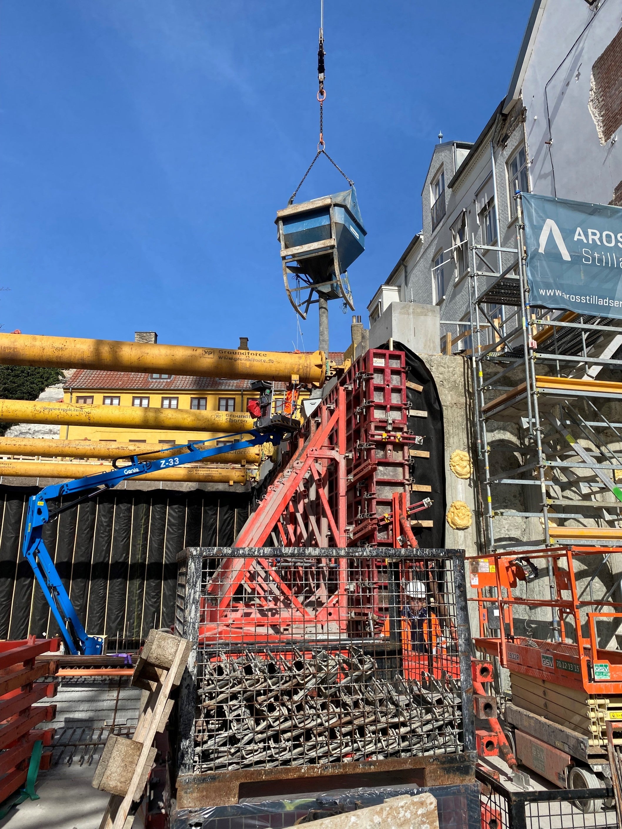 Da kældervæggene i kontorbyggeriet ved Europaplads skulle støbes i in-situ beton, gjorde støbetryksmåler PREMO, der præcist kan aflæse, hvor meget flydebeton, der må fyldes i støbeformene ad gangen. 