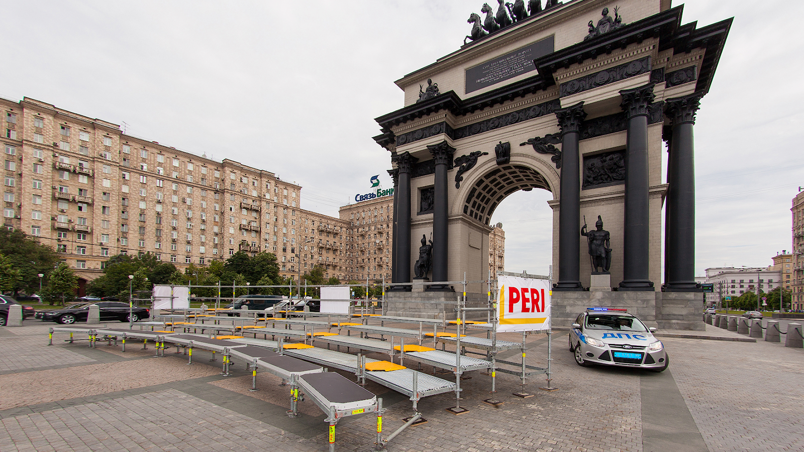 Благодаря наличию дополнительных элементов из промышленных лесов PERI UP Flex возможно сооружение конструкций для мероприятий. Например, доборы настилов, которые перекрывают зазоры при монтаже подмостей вокруг резервуаров, могут использоваться при устройстве трибуны дугообразной формы.