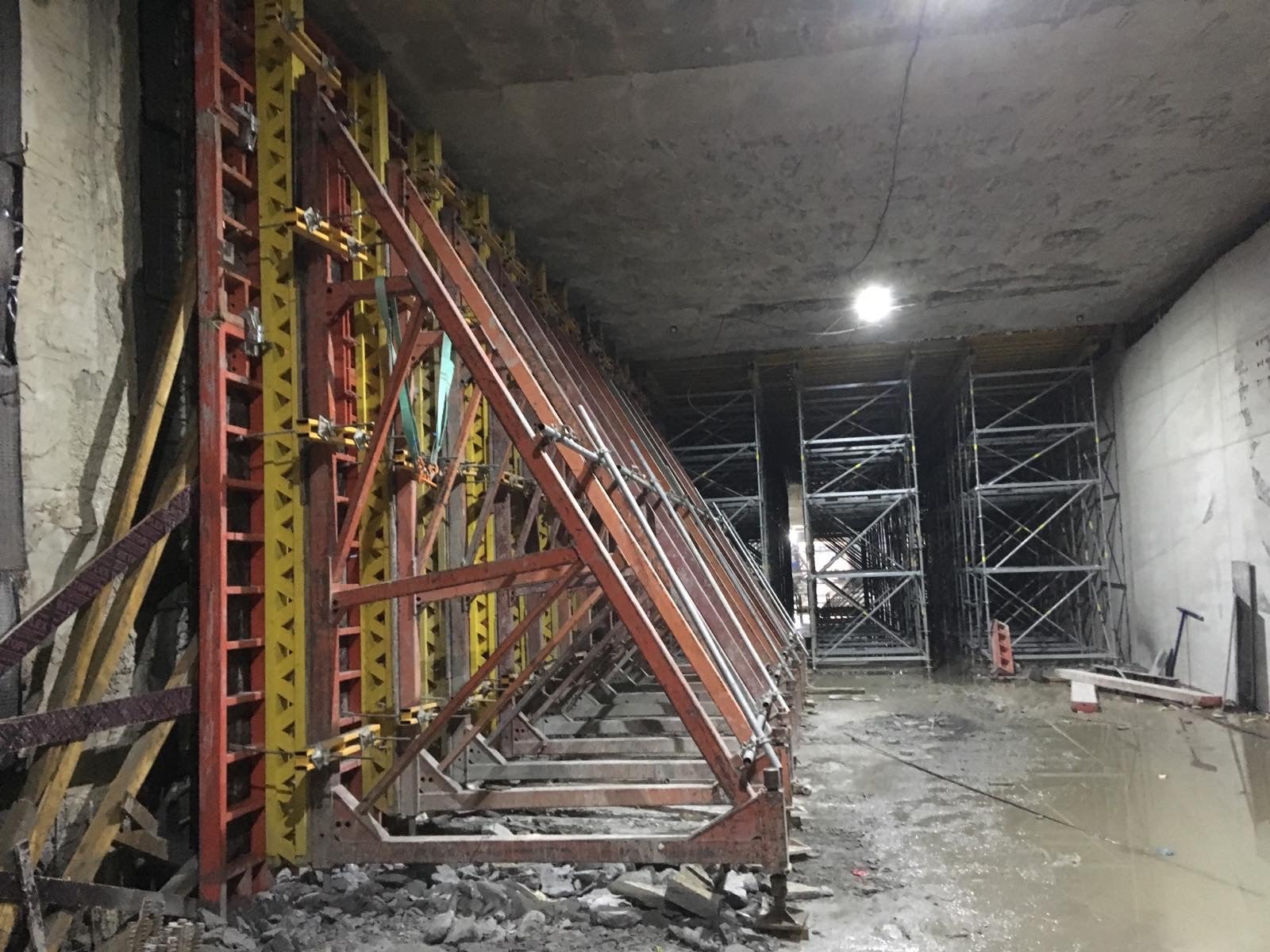 Едностранен кофраж SB-2 комбиниран с платна TRIO 330 за отливане на височина до 6m