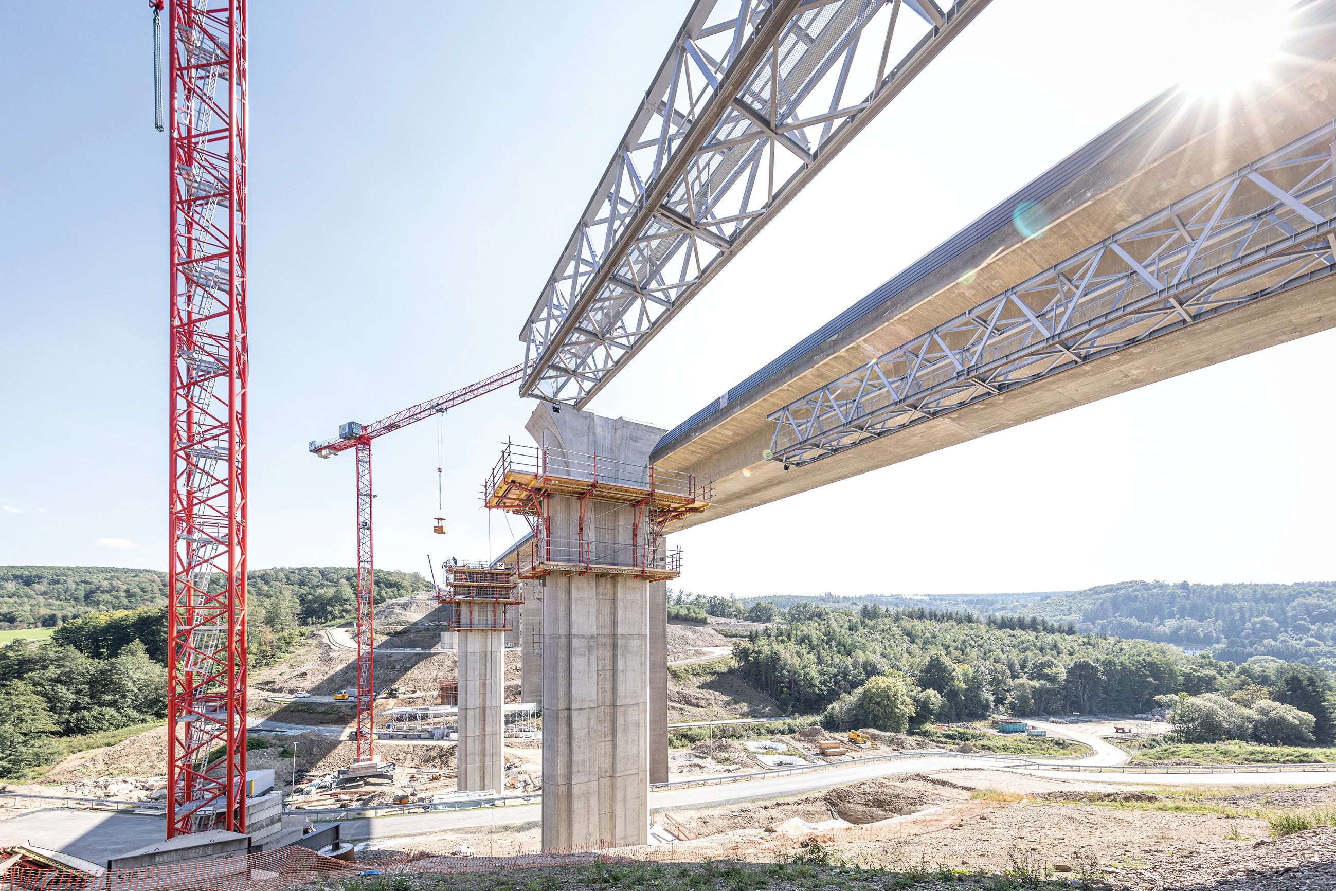 Le système grimpant SCS permet une adaptation optimale aux exigences et aux géométries spécifiques des projets. En particulier, la possibilité de combiner les éléments du système de construction technique VARIOKIT et du système d'échafaudage PERI UP fait du système grimpant une solution économique et flexible pour les structures techniques.