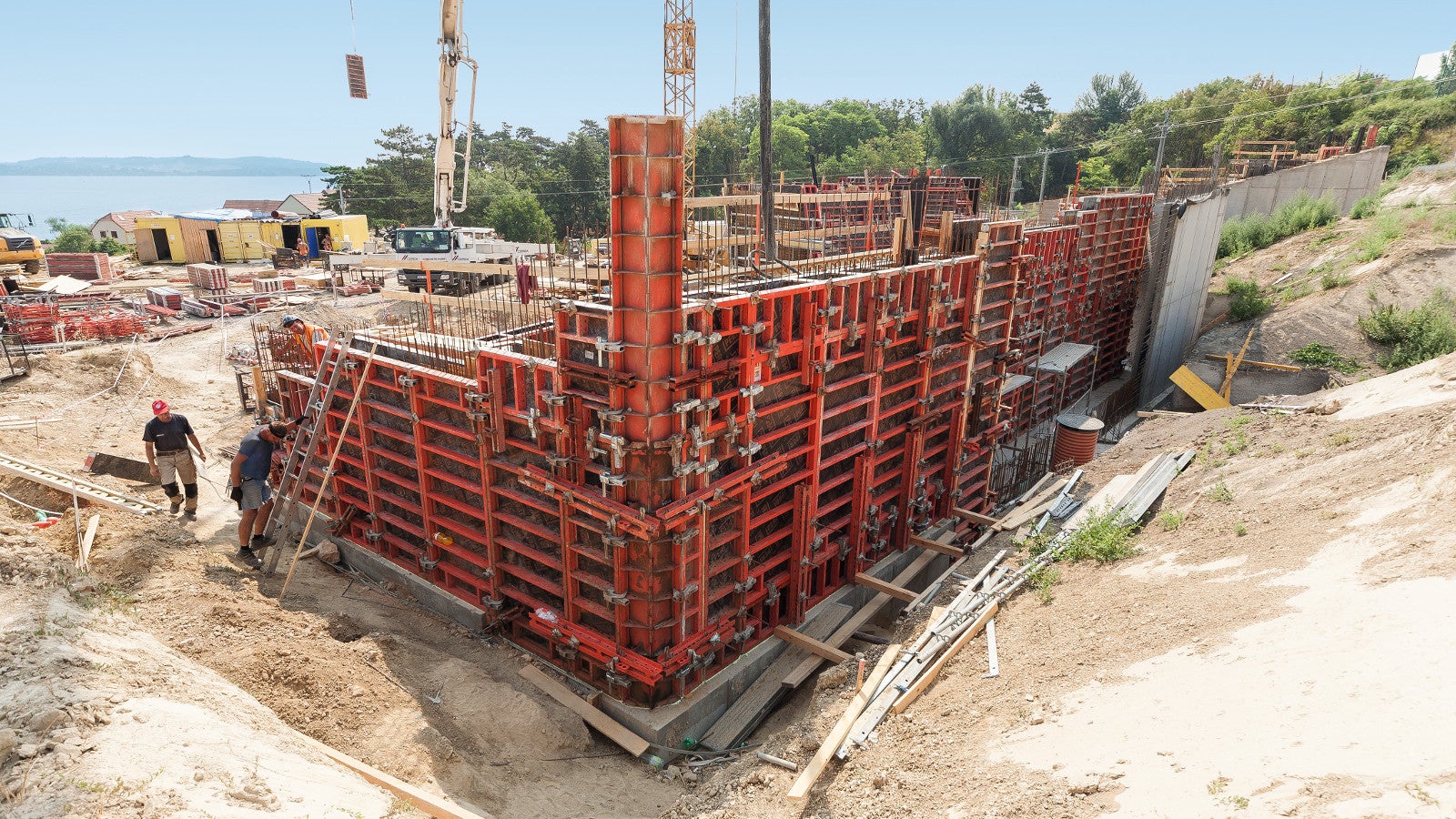 Nejjednodušším řešením se ukázalo nasazení systémového bednění TRIO, v rozích v kombinaci se závorami SRU.